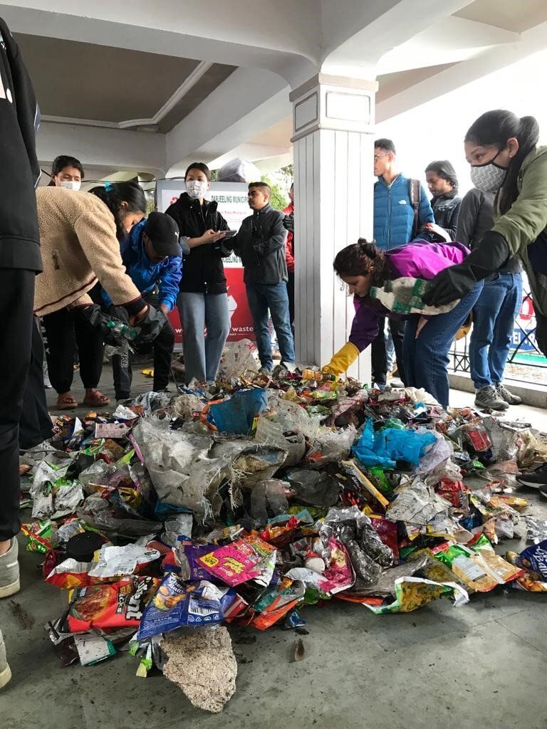 Menschen sammeln Müll in Darjeeling